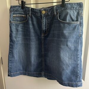 Vintage Y2K GUC size 12/32 Eddie Bauer Blue Denim Skirt. Lightweight. Classic.